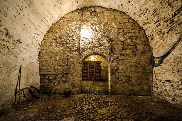 Prague Old Town, Medieval Underground and Dungeon Historical Tour