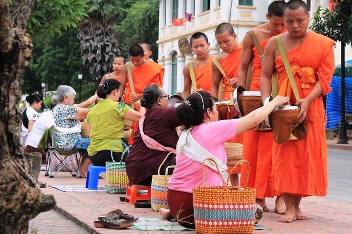 Luang Prabang Early Morning Alms Giving and Wet Market photo 5