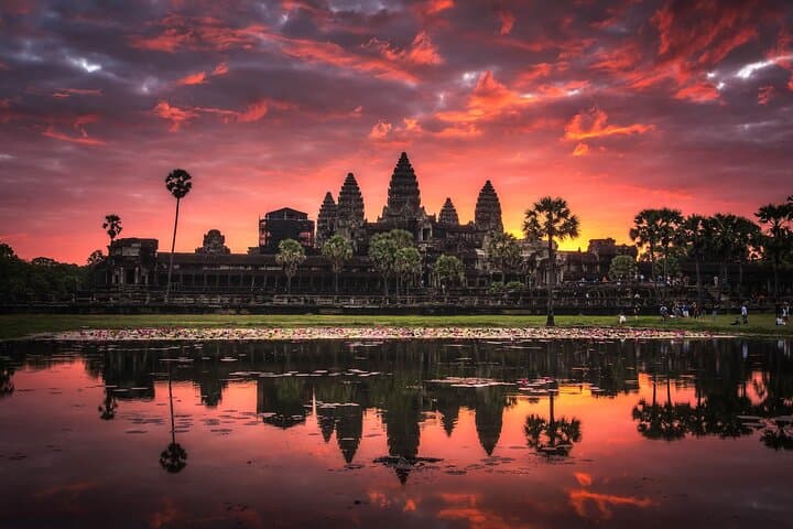 Private Temples Guided Tour (Angkor Wat, Ta Prom & Angkor Thom) photo 2