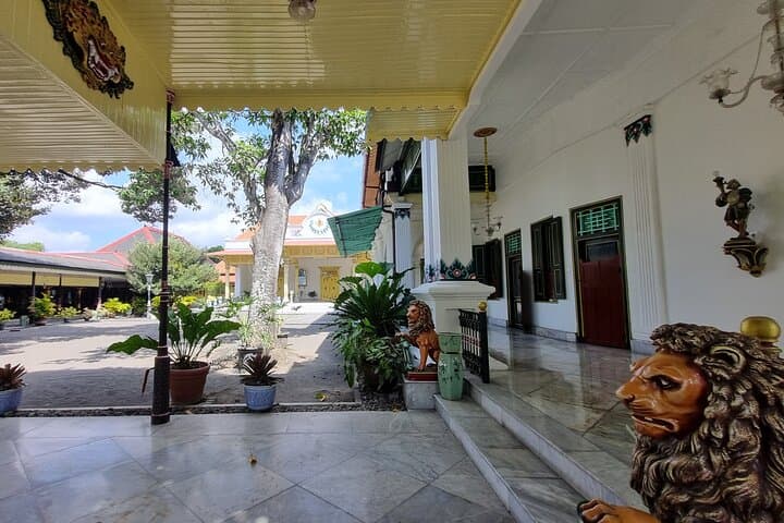 Yogyakarta Keraton & Tamansari water castle English/France guide photo 3