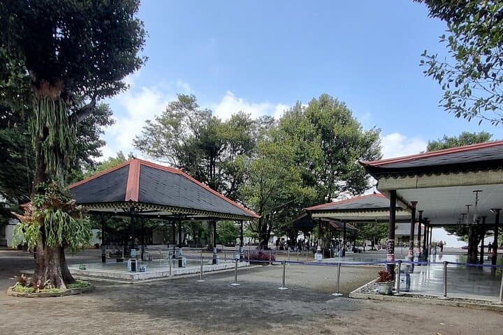 Yogyakarta Keraton & Tamansari water castle English/France guide photo 5