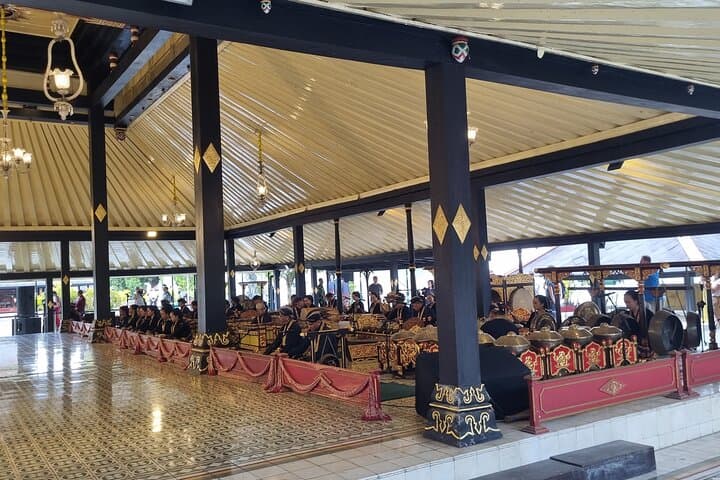 Yogyakarta Keraton & Tamansari water castle English/France guide photo 2