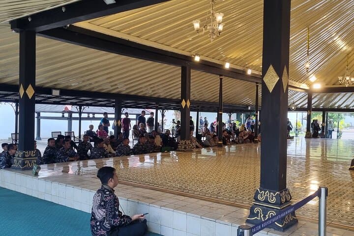 Yogyakarta Keraton & Tamansari water castle English/France guide photo 4