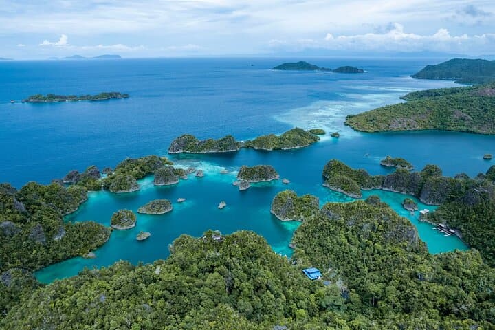 1-day Piaynemo Raja Ampat Tour hopping Island depart from sorong 