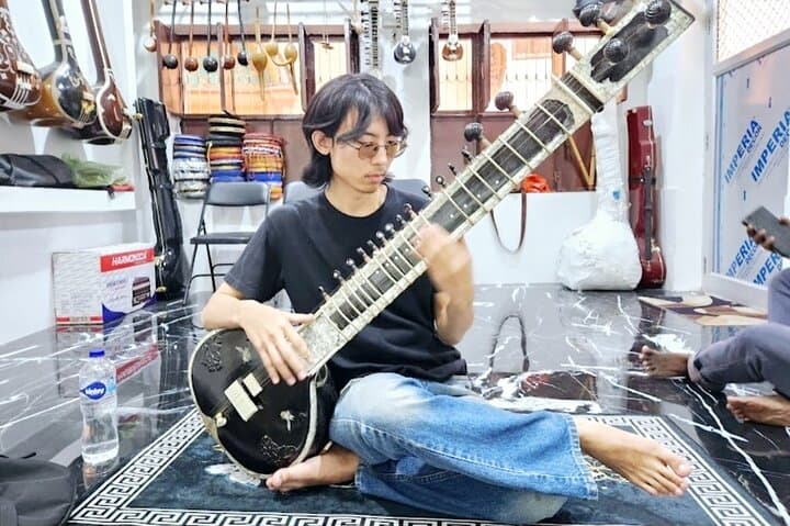 Learn to play a traditional indian instrument in Varanasi!  photo 2