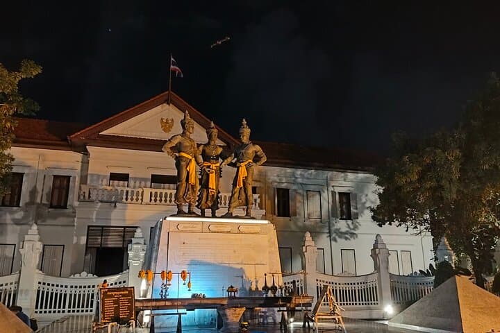 Chiang Mai Old City & Temples 3 hour Twilight Walking Tour  photo 2