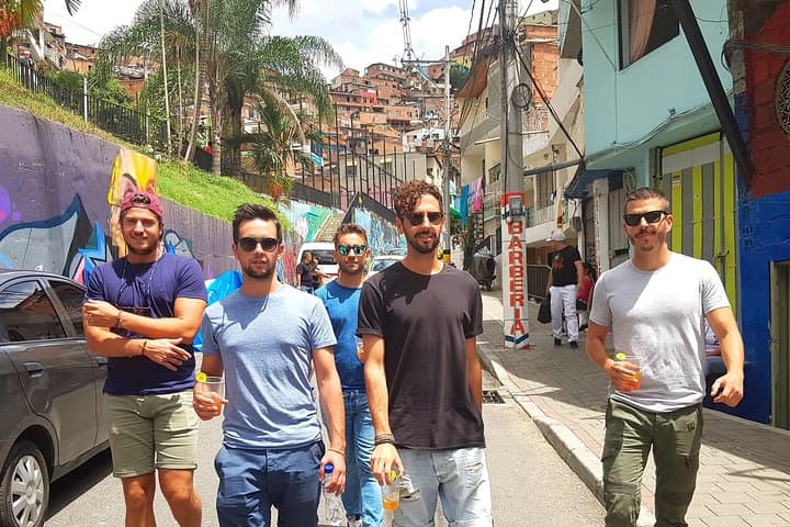 Comuna 13 Graffiti Tour with Street Food photo 5