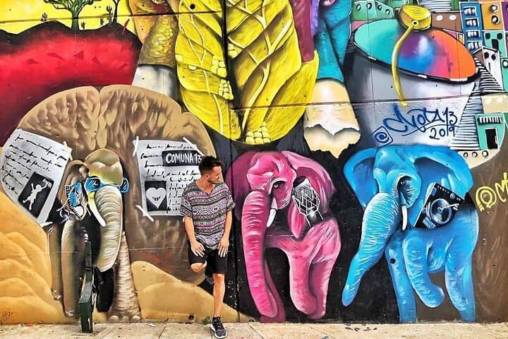 Comuna 13 Graffiti Tour with Street Food photo 3