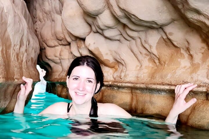 Private Full-Day Wadi Shab Adventure and Bimmah Sinkhole Tour