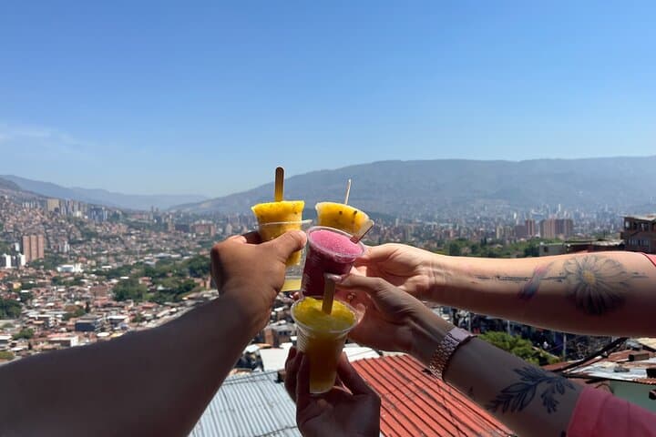 Medellín: Comuna 13 Tour with Spray Painting and ice cream photo 5