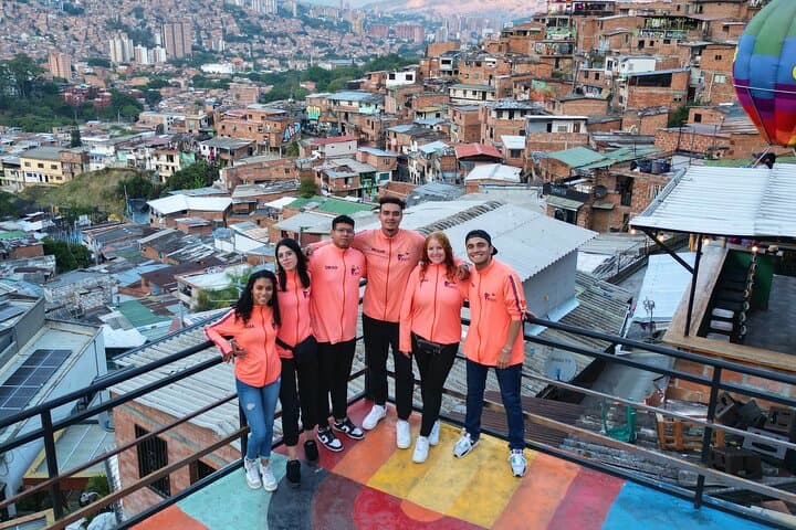 Medellín: Comuna 13 Tour with Spray Painting and ice cream photo 2