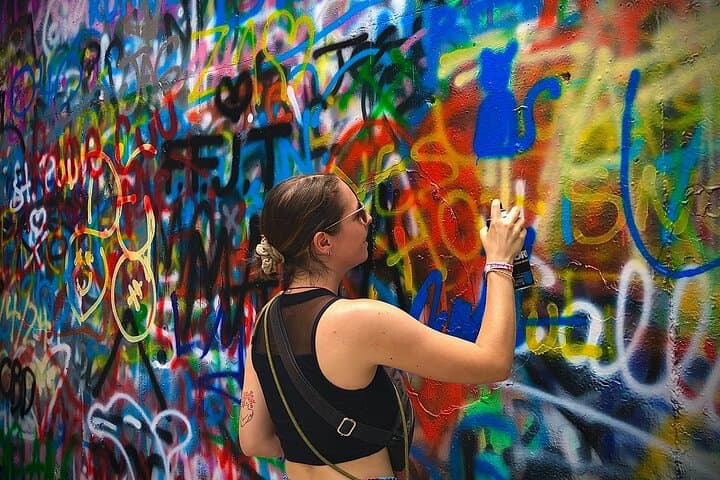 Medellín: Comuna 13 Tour with Spray Painting and ice cream photo 3