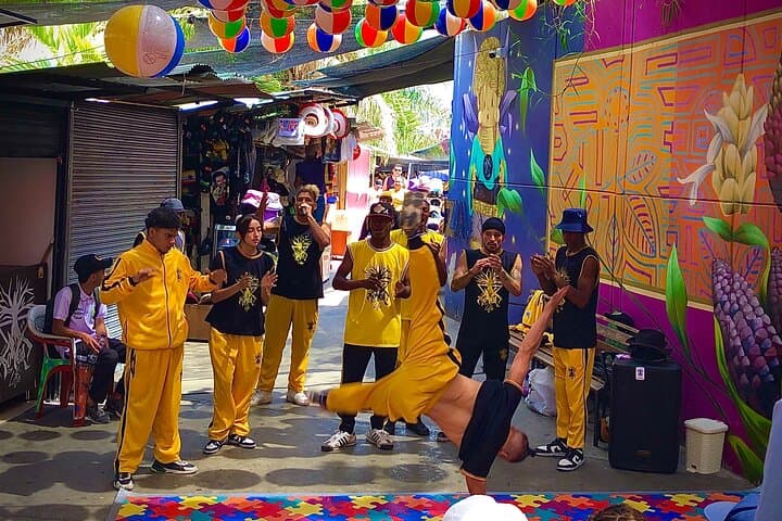 Medellín: Comuna 13 Tour with Spray Painting and ice cream photo 4