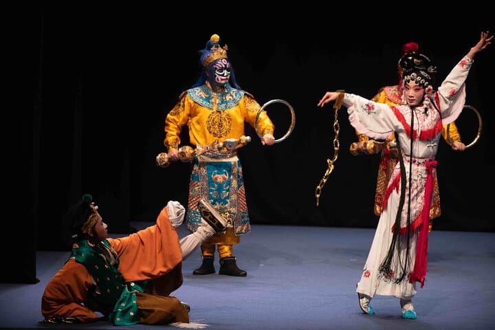 Sichuan Opera with face-changing at Sichuan opera theater photo 3