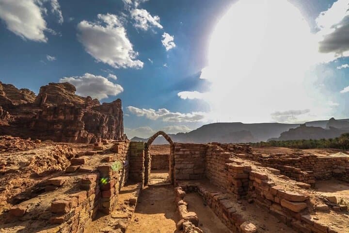 Discover Remarkable Tombs in Dadan and Jabal Ikmah photo 4