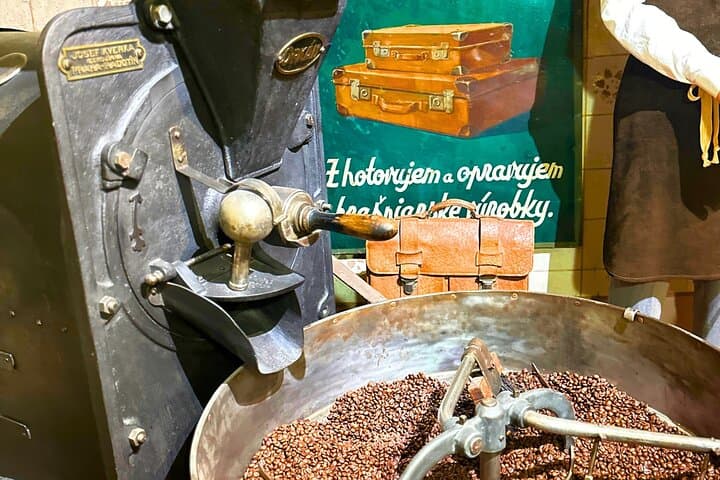 3h Jewish Tour: Synagogue Interior, Castle, Gingerbread & Snaps photo 4