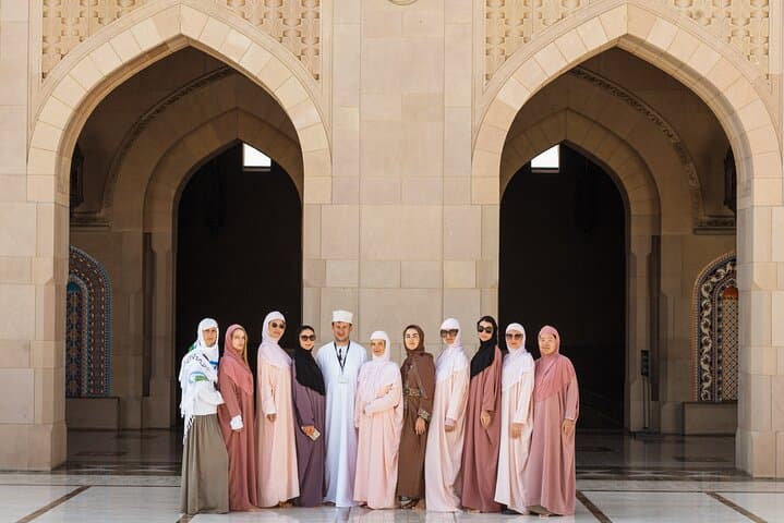 Guided Walking Tour of Sultan Qaboos Grand Mosque in Muscat photo 4