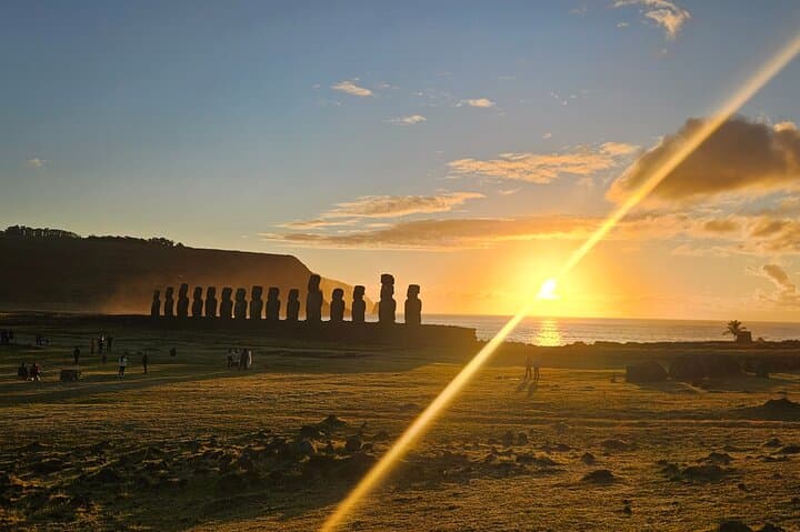 The Great Awakening of the 15 Dawn in Ahu Tongariki photo 2