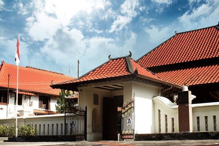 Yogyakarta Heritage Tour and Batik Workshop photo 3